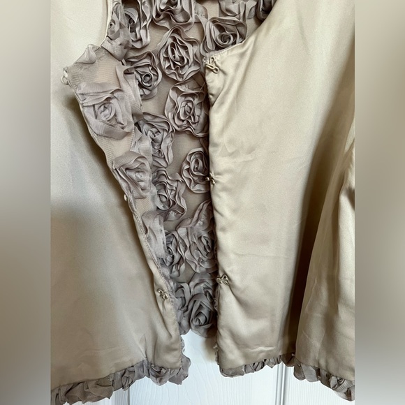 Beige/Taupe Rosettes, Lined, 3/4 Sleeves Cropped Jacket. By Issac Mizrahi. - Picture 7 of 11